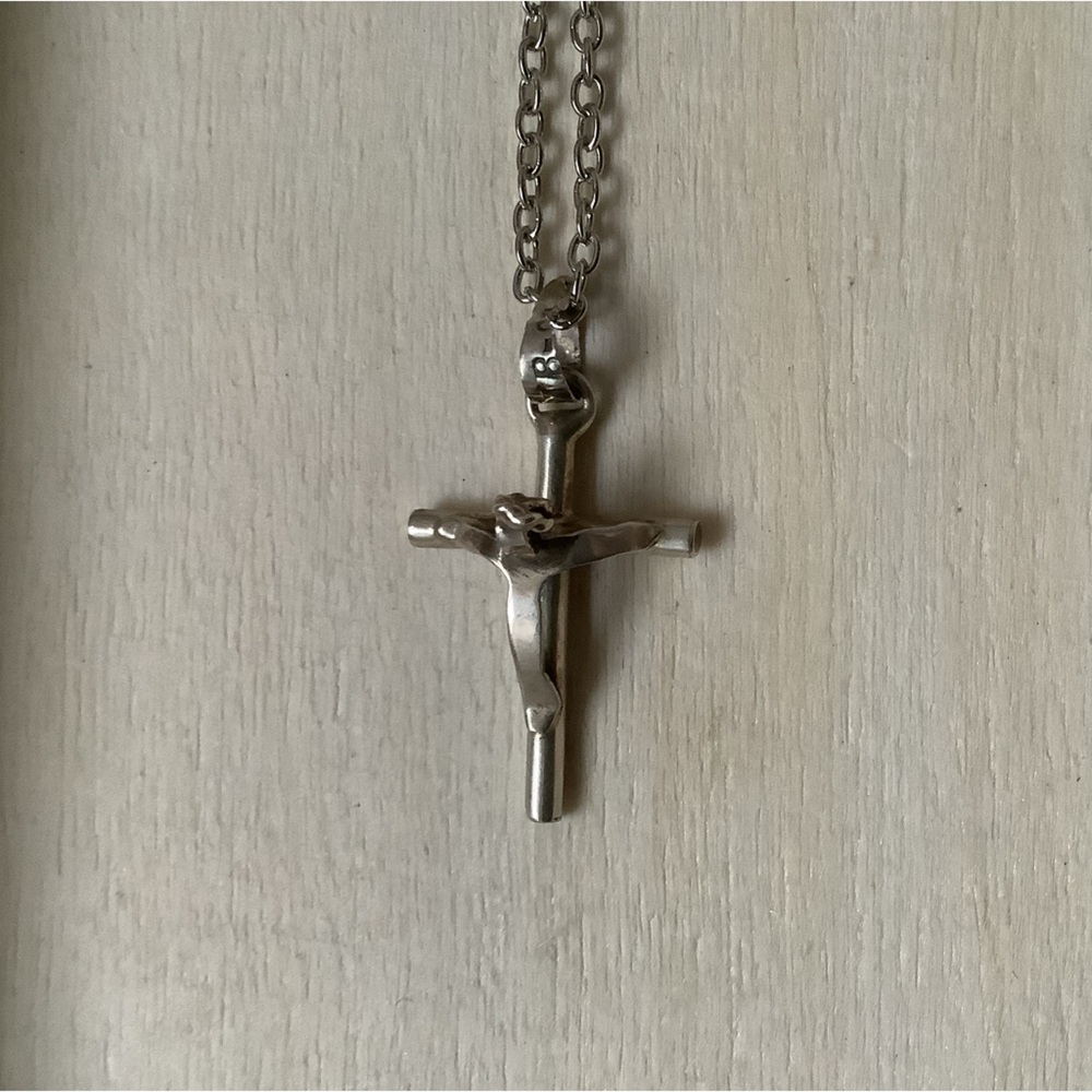 New vintage silver crucifix cross pendant necklace